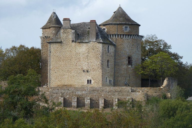 Château de Saignes: A Fortified Seigneurial Residence in France