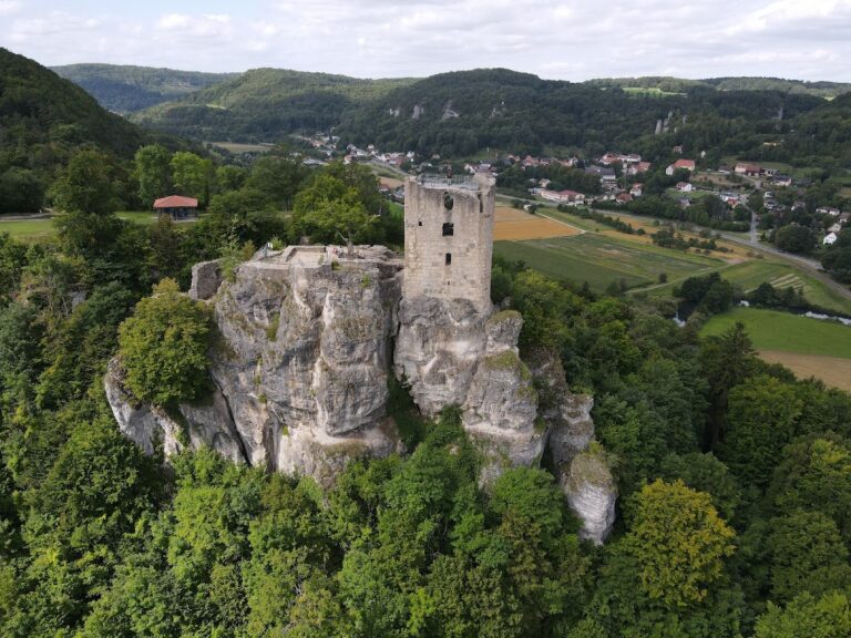 Neideck Castle: A Medieval Noble Fortress in Bavaria