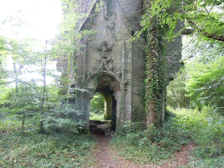 Château de Rustéphan: A Ruined Manor in Brittany