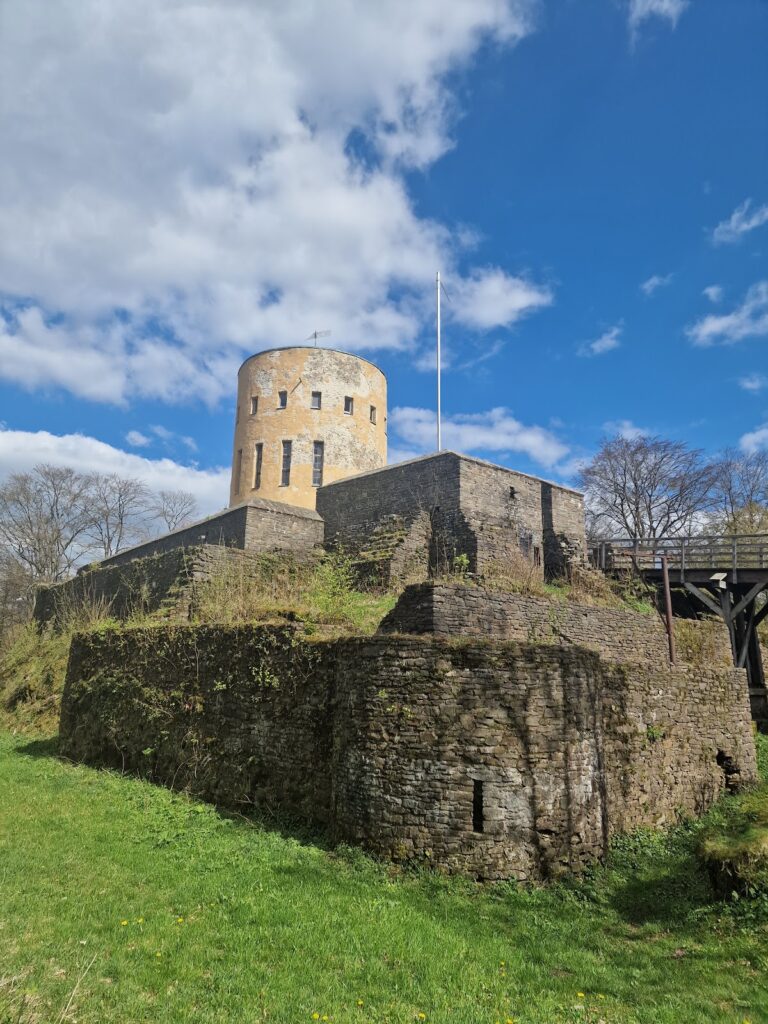 Ginsburg: A High-Medieval Nassau Castle in Germany