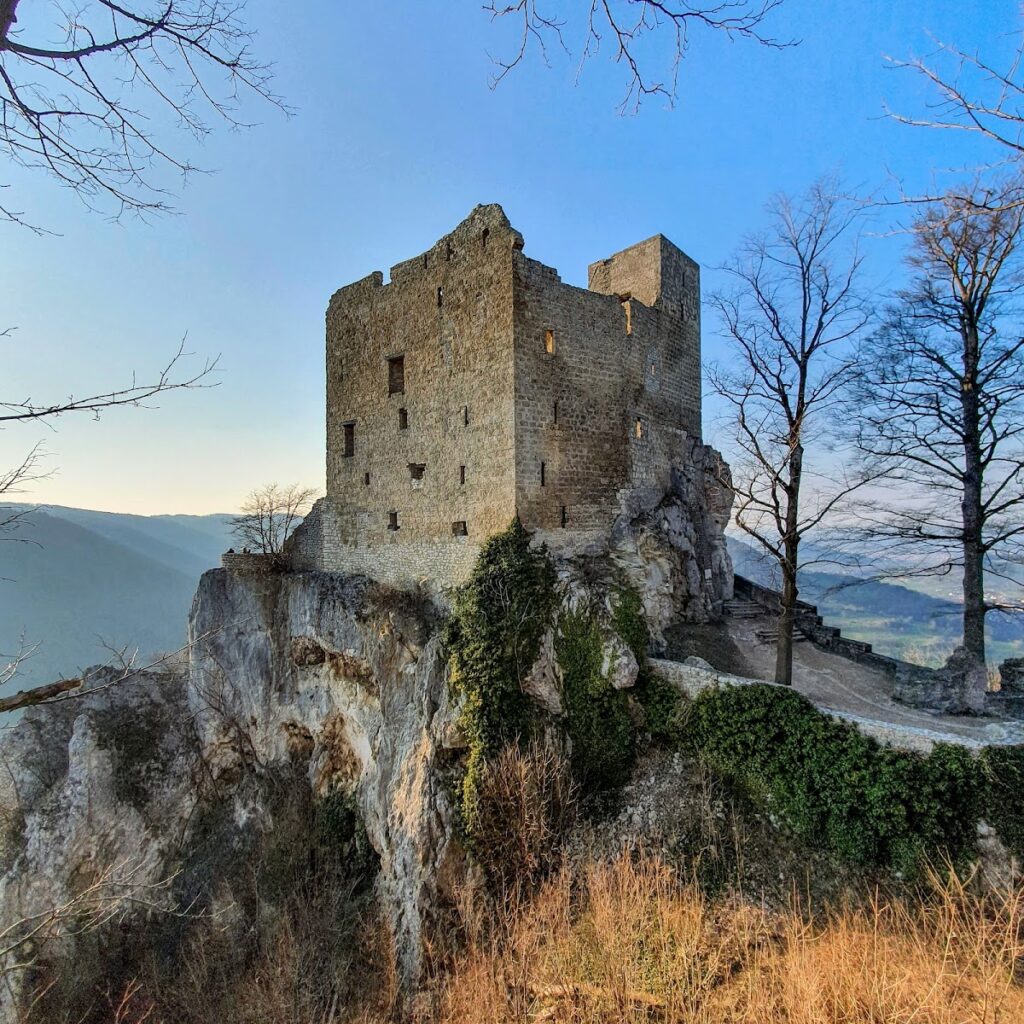 Reussenstein Castle: A Medieval Ministerial Fortress in Germany 1 Reussenstein Castle