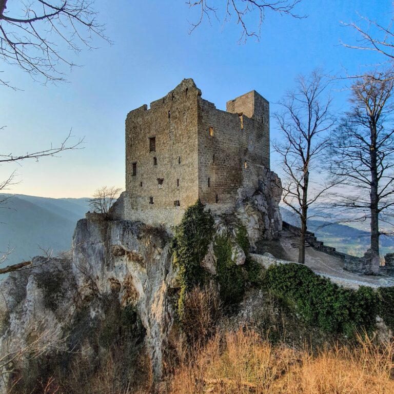 Reussenstein Castle: A Medieval Ministerial Fortress in Germany