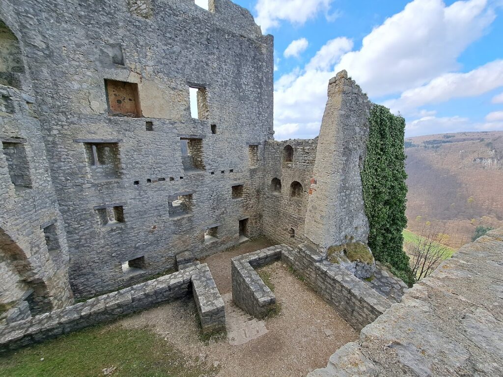 Reussenstein Castle: A Medieval Ministerial Fortress in Germany 2 Reussenstein Castle