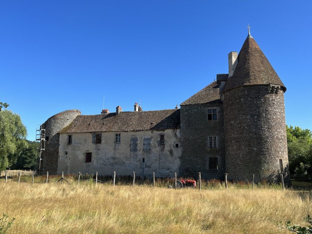 Château de Chissey-en-Morvan: A Feudal Castle in France 1 Château de Chissey-en-Morvan