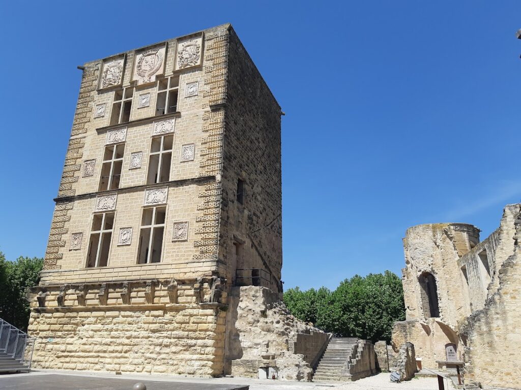 Château de La Tour-d'Aigues: A Medieval Castle Transformed into a Renaissance Residence 2 Château de La Tour-d'Aigues