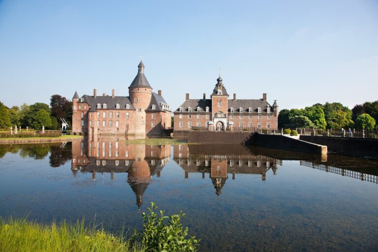Anholt Castle: A Moated Castle and Princely Residence in Germany