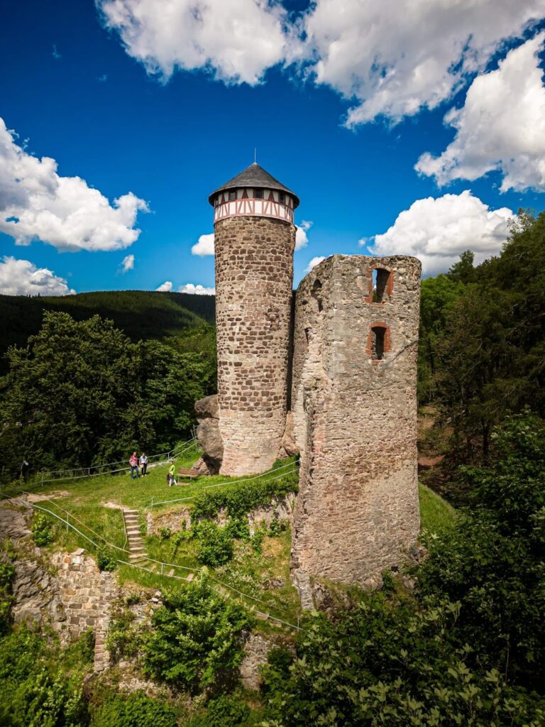 Hallenburg: Medieval Spur Castle and Administrative Seat in Germany