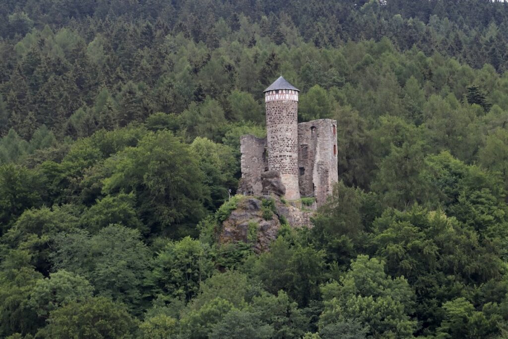 Hallenburg: Medieval Spur Castle and Administrative Seat in Germany 2 Hallenburg