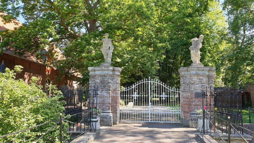 Schloss Hueth: A Medieval Water Castle in Germany 1 Schloss Hueth