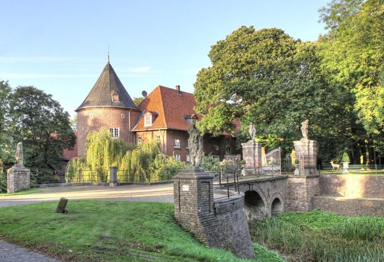 Schloss Hueth: A Medieval Water Castle in Germany