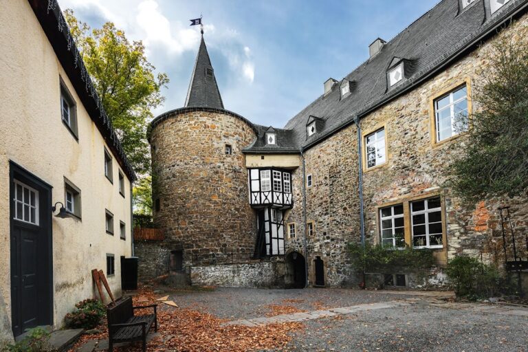Hohenlimburg Castle: Medieval Fortress and County Seat in Germany