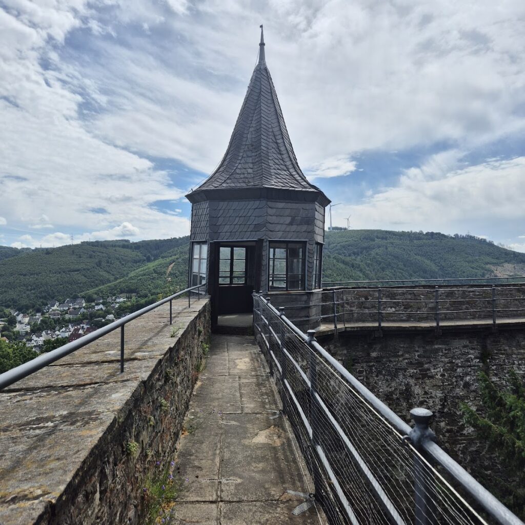 Hohenlimburg Castle: Medieval Fortress and County Seat in Germany 3 Hohenlimburg Castle