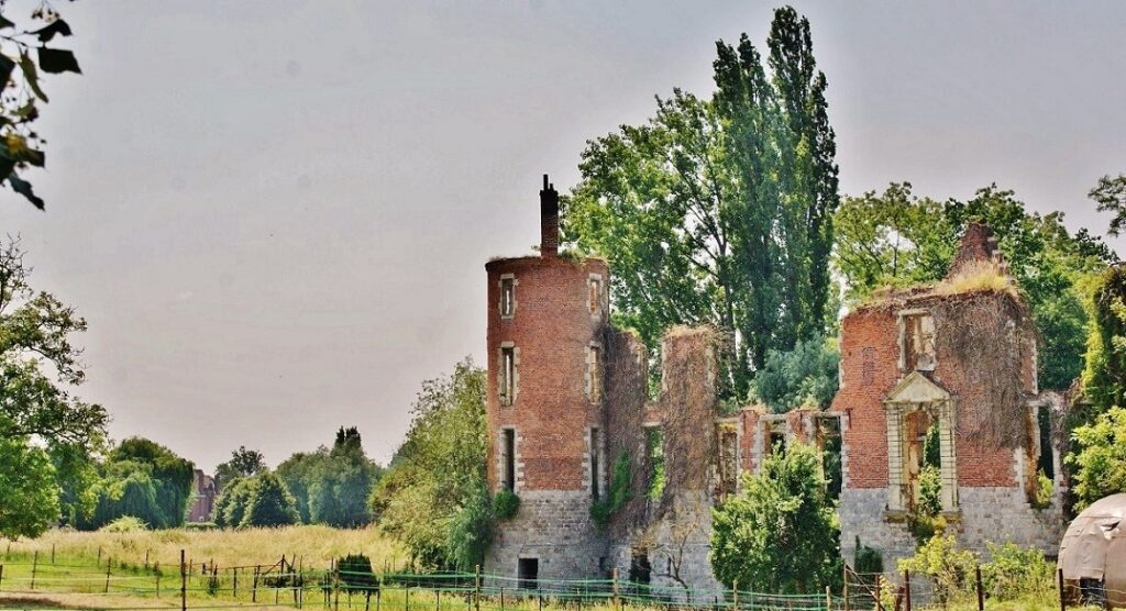 Château de Gœulzin: Medieval Fortress and Leisure Residence in France 1 Château de Gœulzin