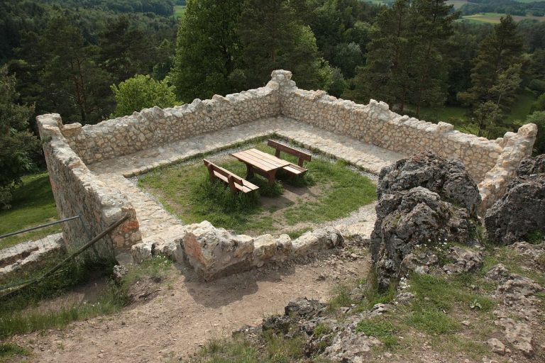 Burgruine Lichtenegg: A Medieval Noble Castle Ruin in Bavaria