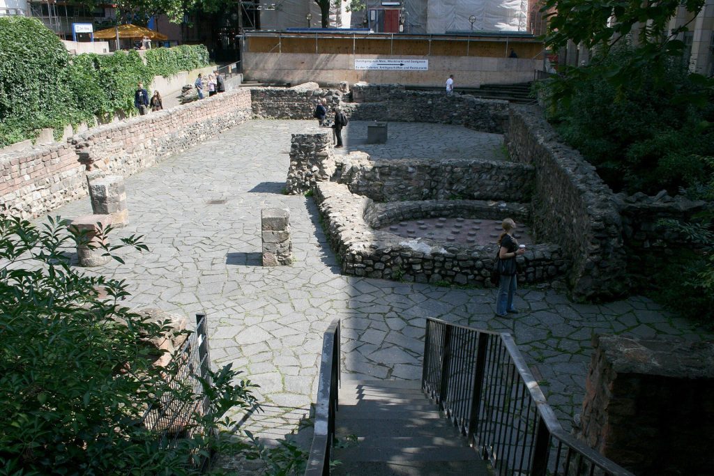 Königspfalz Frankfurt: A Carolingian and Ottonian Royal Palace 1 Königspfalz Frankfurt