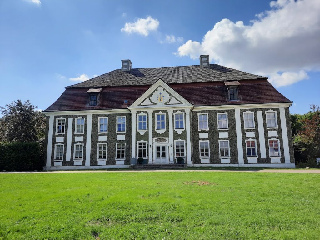 Gutshaus Rumpshagen: A Baroque Manor House in Germany 2 Gutshaus Rumpshagen