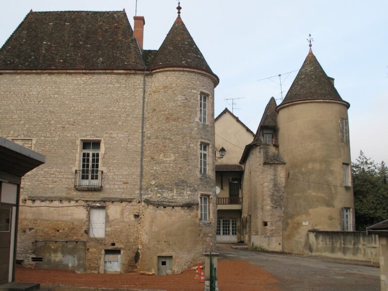 Château de Lugny: Seat of the Barony of Lugny in France