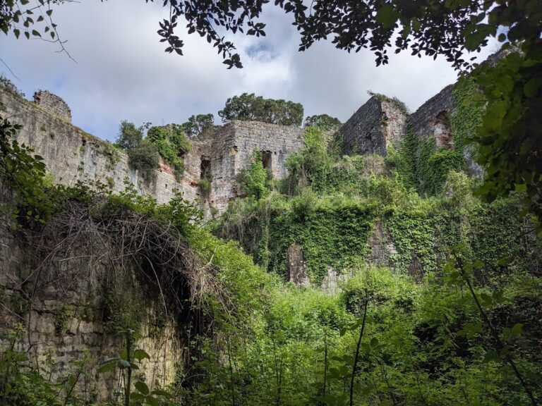 Rocca di Ripafratta: A Medieval Frontier Fortress in Italy