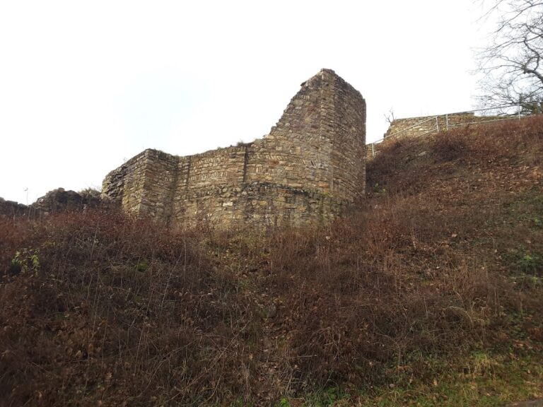 Burg Pfarrköpfchen: The Medieval Alte Stromburg in Stromberg, Germany