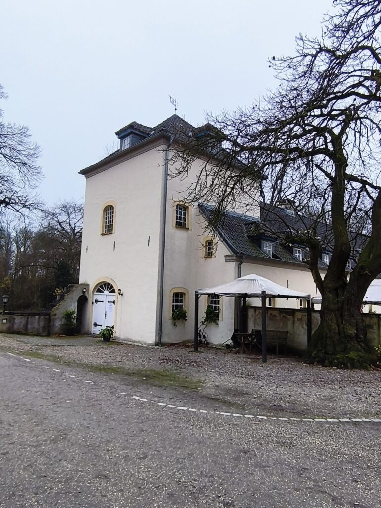 Burg Boetzelaer: A Historic Water Castle in Germany 5 Burg Boetzelaer
