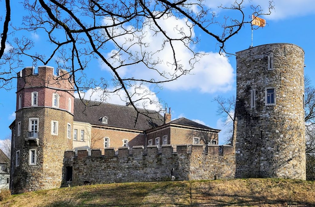Frankenberg Castle (Aachen): A Medieval Fortified Residence 1 Frankenberg Castle (Aachen)