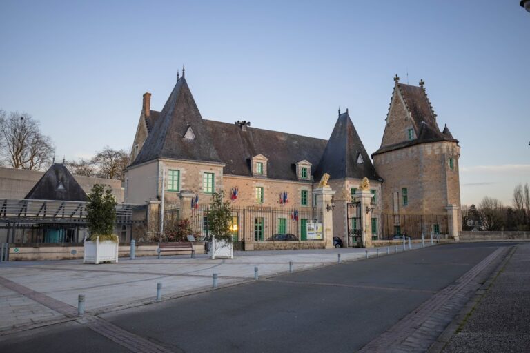 Château des Carmes: La Flèche’s Historic Town-Hall Complex