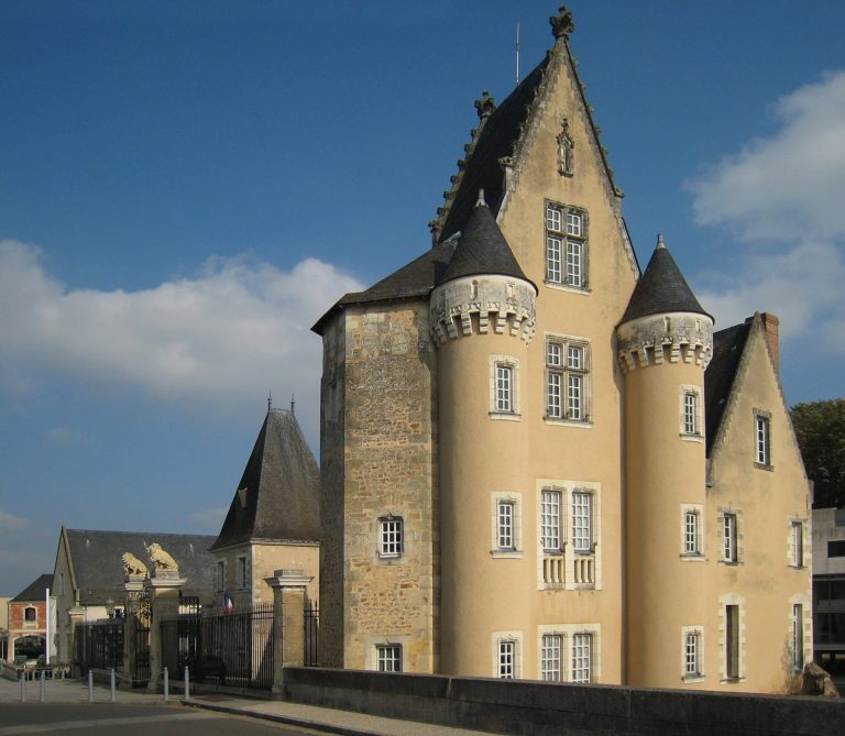 Château des Carmes: La Flèche’s Historic Town-Hall Complex