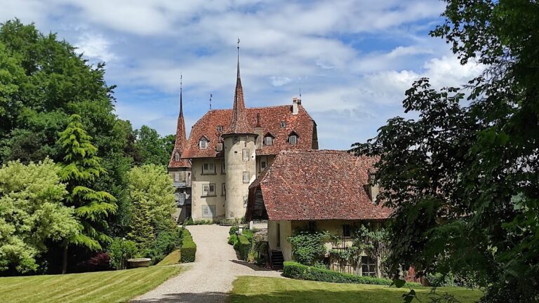 Manoir de Praroman et chapelle Sainte-Anne au Grand-Vivy: A Swiss Seigneurial Residence and Chapel