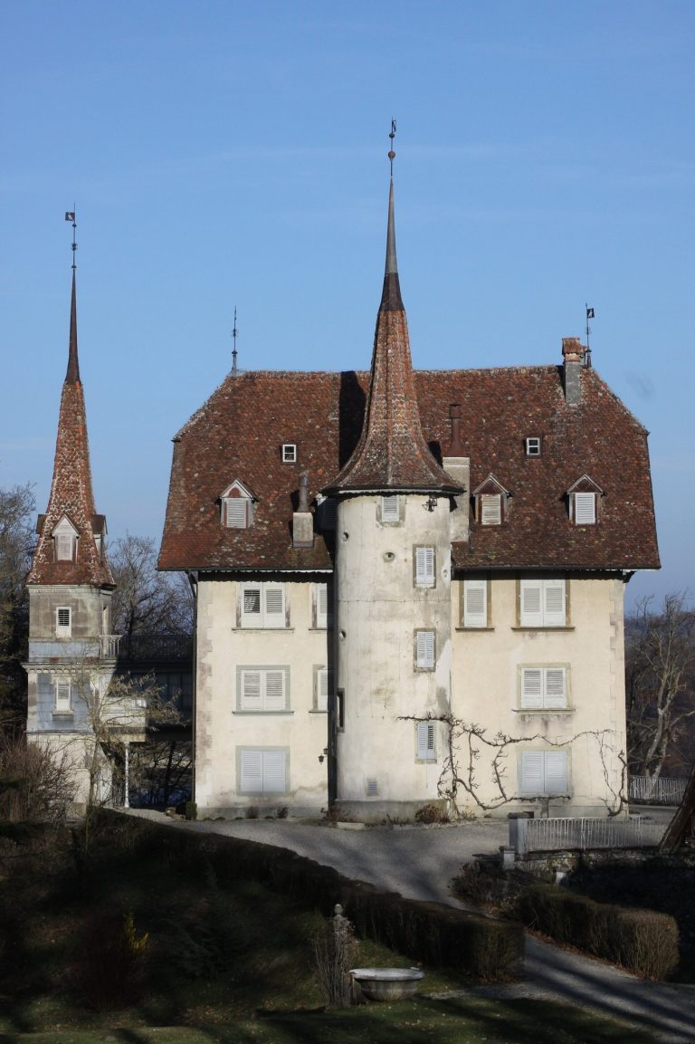 Manoir de Praroman et chapelle Sainte-Anne au Grand-Vivy: A Swiss Seigneurial Residence and Chapel
