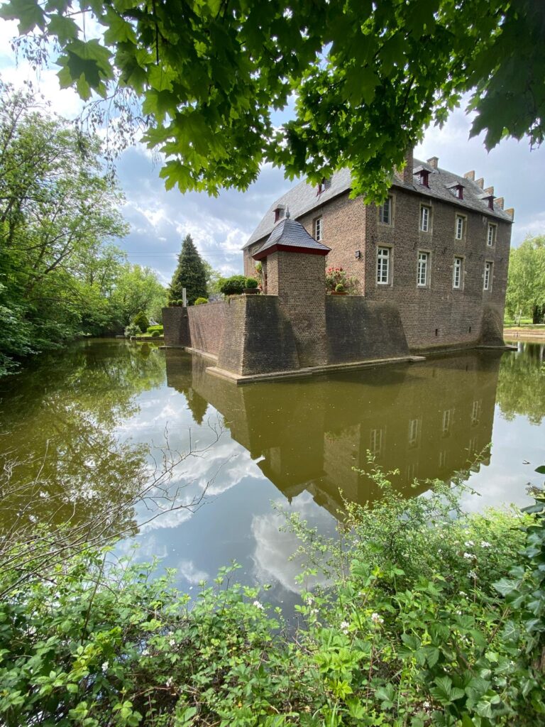 Wasserburg Redinghoven: A Moated Castle Complex in Germany