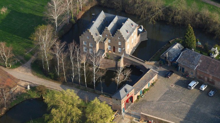 Wasserburg Redinghoven: A Moated Castle Complex in Germany