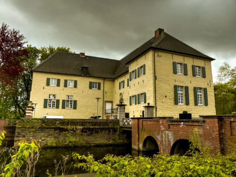 Haus Lüttinghof: A Moated Lowland Castle in Germany