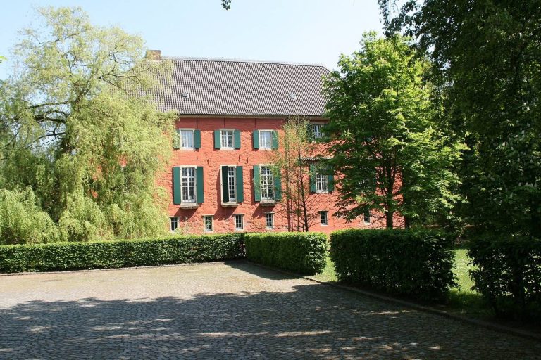 Haus Lüttinghof: A Moated Lowland Castle in Germany