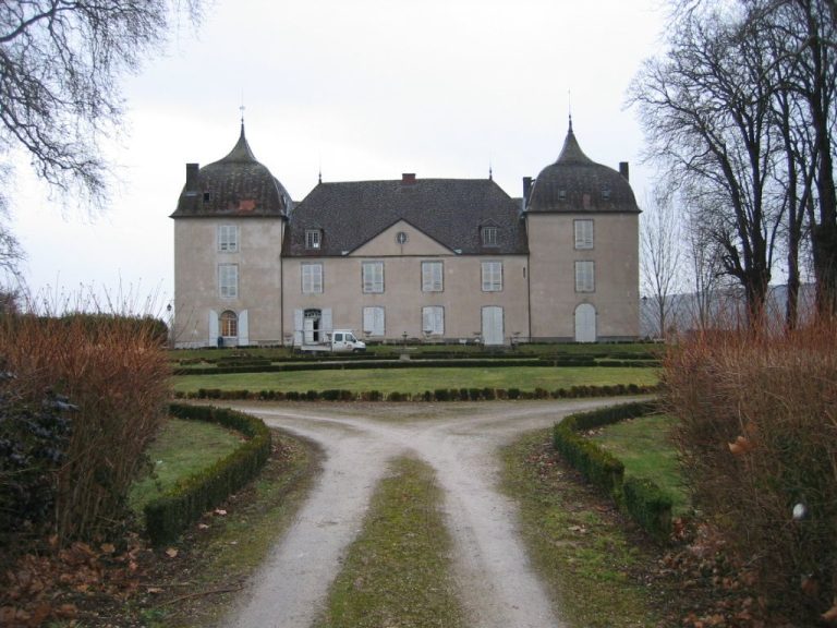 Château de Roche-sur-Loue: A Rebuilt Classical Château in France