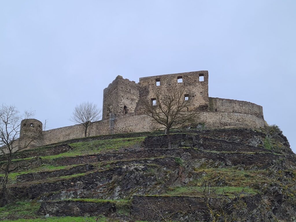 Niederburg, Kobern: A Medieval Hill Castle above the Moselle 2 Niederburg, Kobern