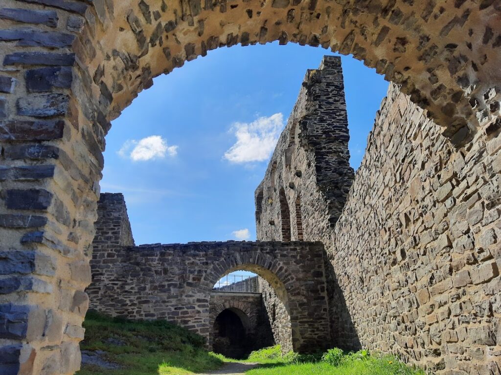 Niederburg, Kobern: A Medieval Hill Castle above the Moselle 4 Niederburg, Kobern