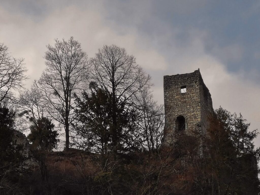 Ruine Karlstein: A Medieval Hilltop Castle Ruin in Germany 3 Ruine Karlstein