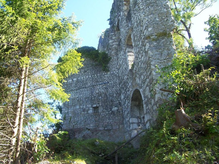 Ruine Karlstein: A Medieval Hilltop Castle Ruin in Germany