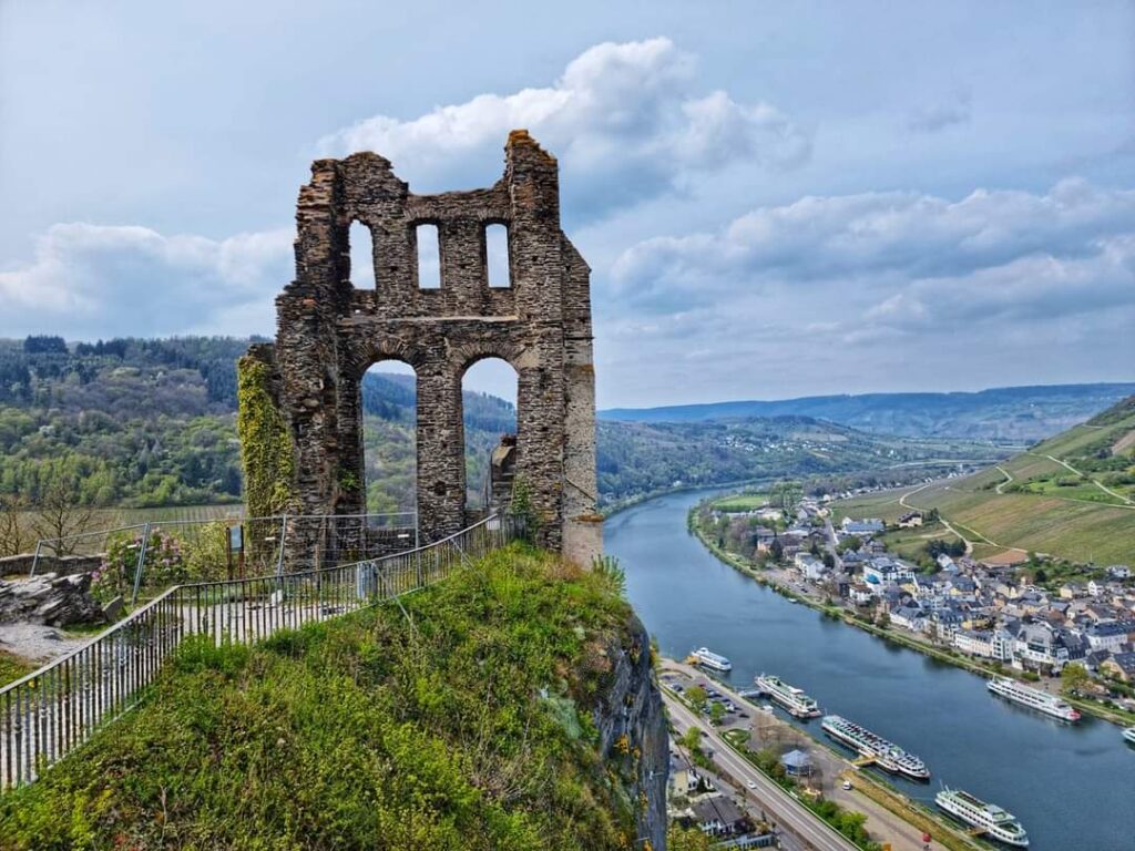 Grevenburg: A Ruined Hilltop Castle in Germany 1 Grevenburg