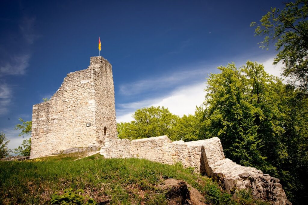 Burgruine Velburg: A Medieval Hilltop Castle in Germany 1 Burgruine Velburg