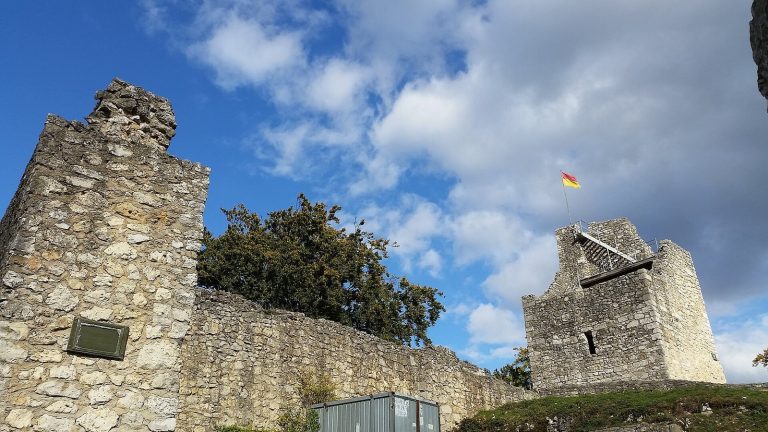 Burgruine Velburg: A Medieval Hilltop Castle in Germany