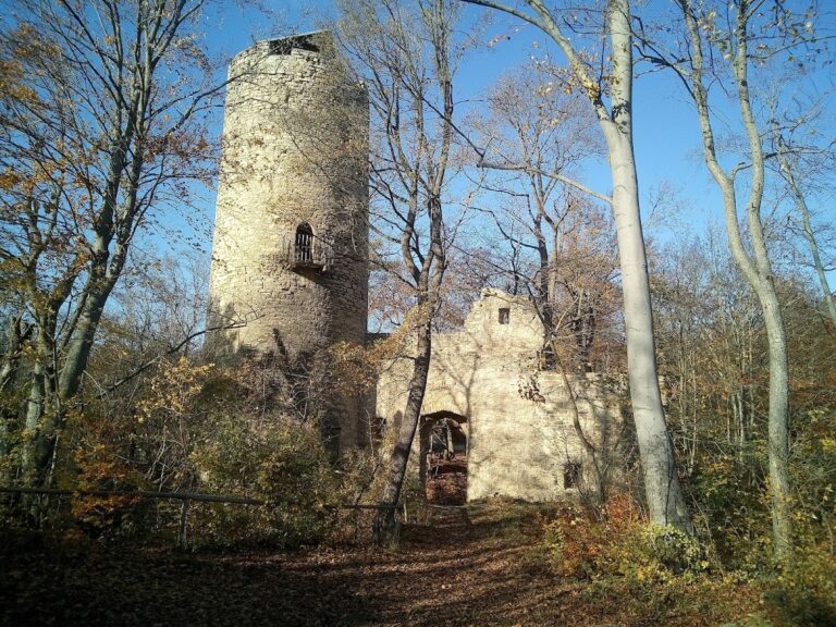 Burgruine Schauenforst: A Medieval Hilltop Castle in Germany