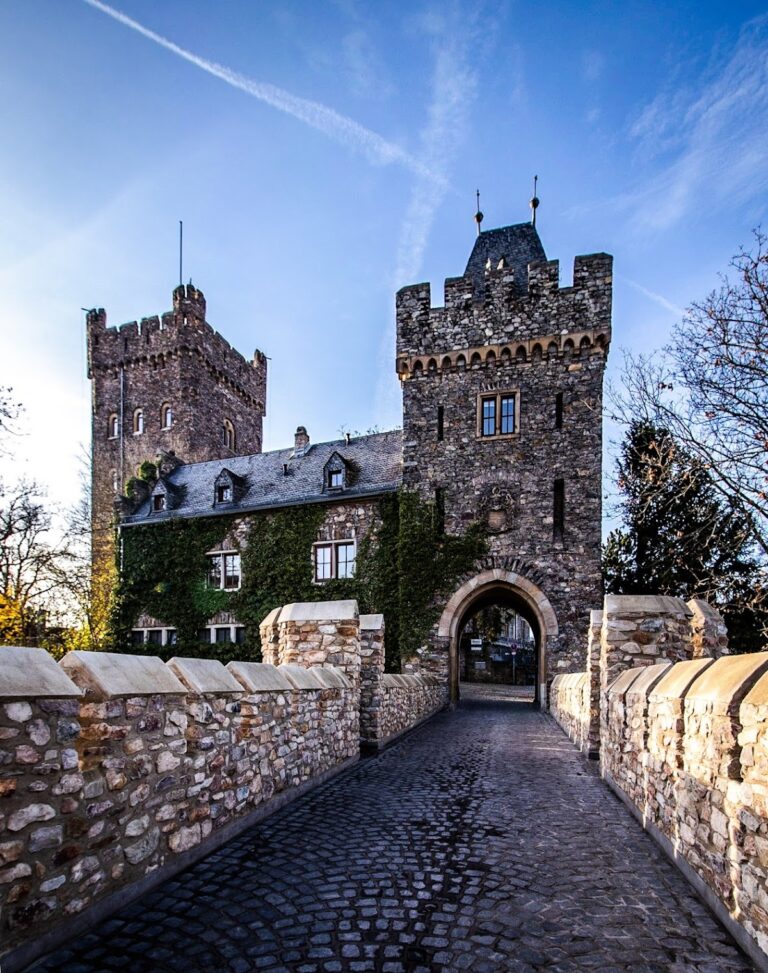 Klopp Castle: A Medieval Fortress and Municipal Landmark in Germany