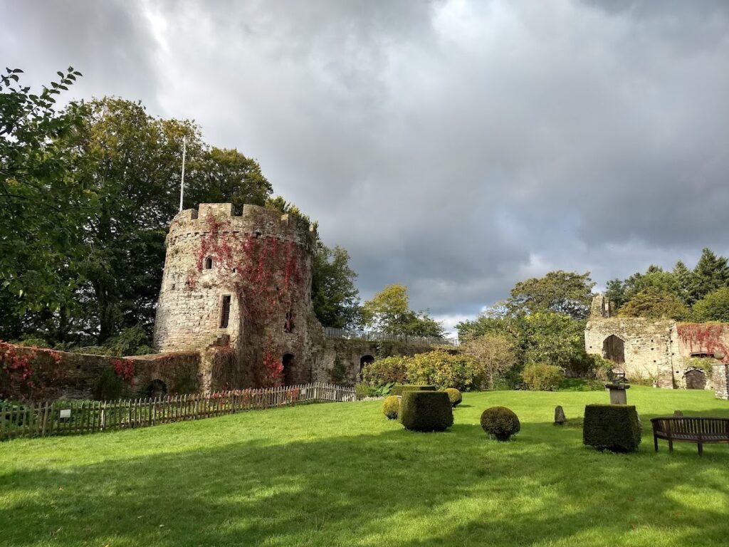 Usk Castle: An Anglo-Norman Fortress and Residence in Wales 2 Usk Castle