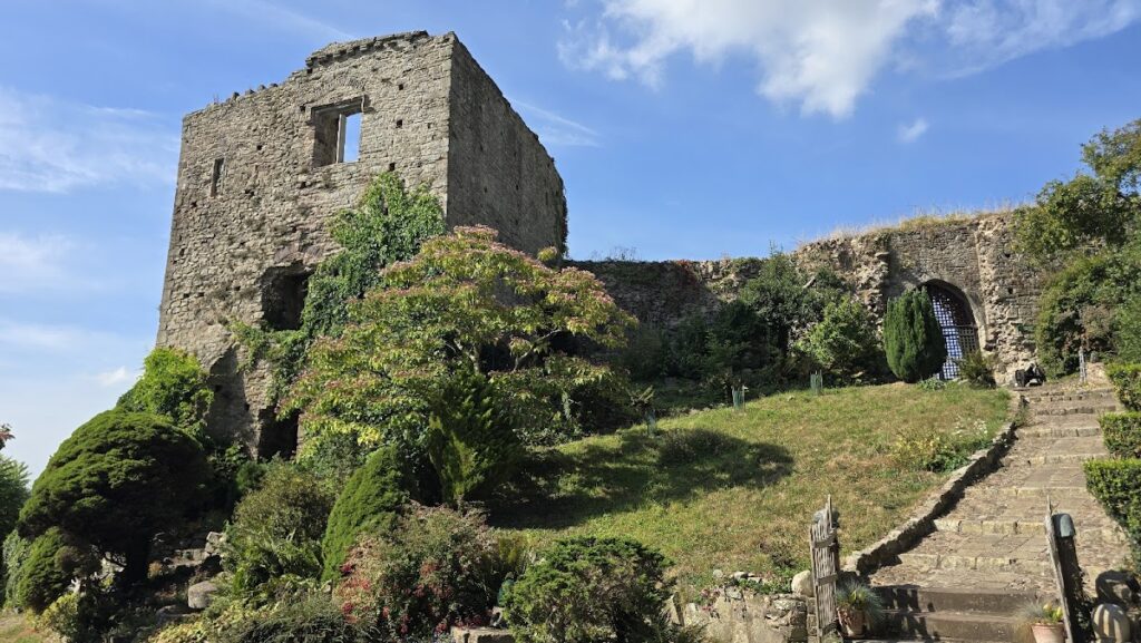 Usk Castle: An Anglo-Norman Fortress and Residence in Wales 5 Usk Castle