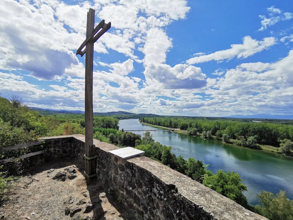 Limburg Castle: A Medieval Rhine-Crossing Fortress in Germany 3 Limburg Castle