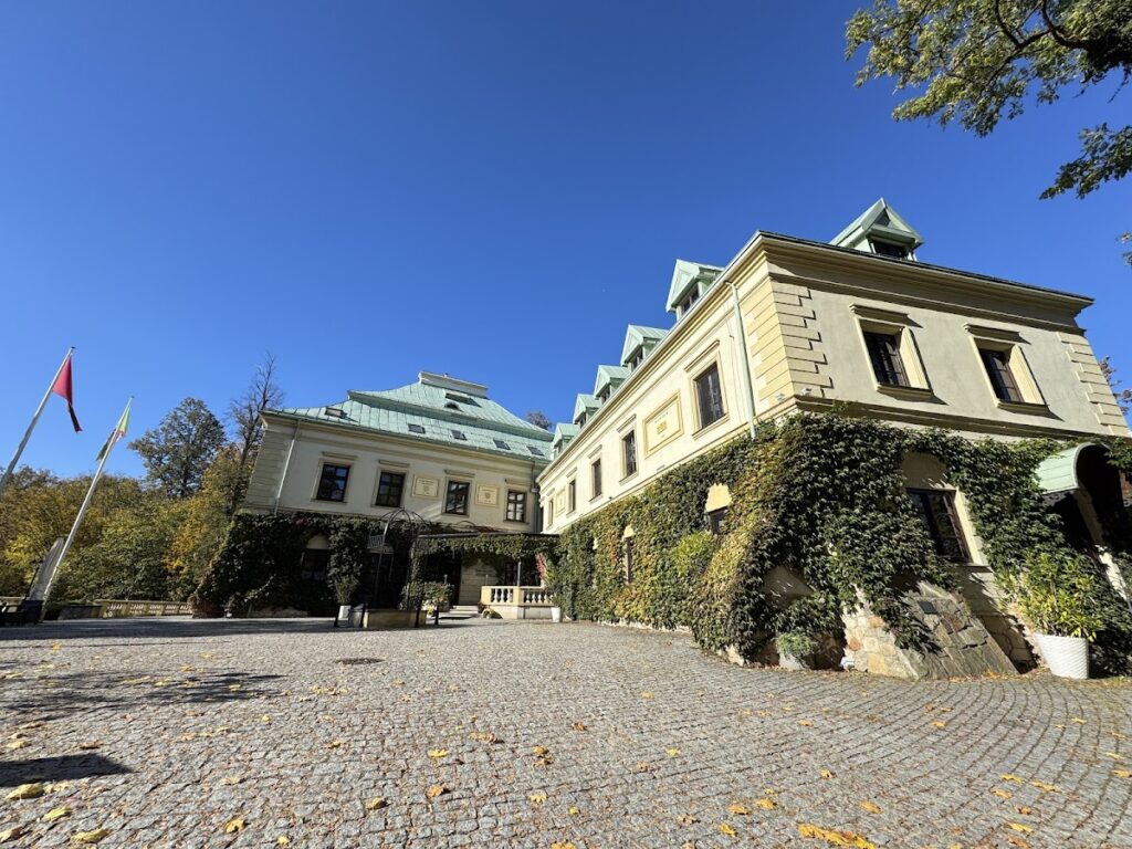 Chlewiska Castle: A Historic Palace Complex in Poland 2 Zamek w Chlewiskach