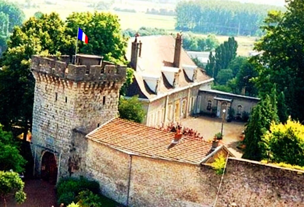 Château de Gray: A Fortified Castle and Museum Complex in France 2 Château de Gray