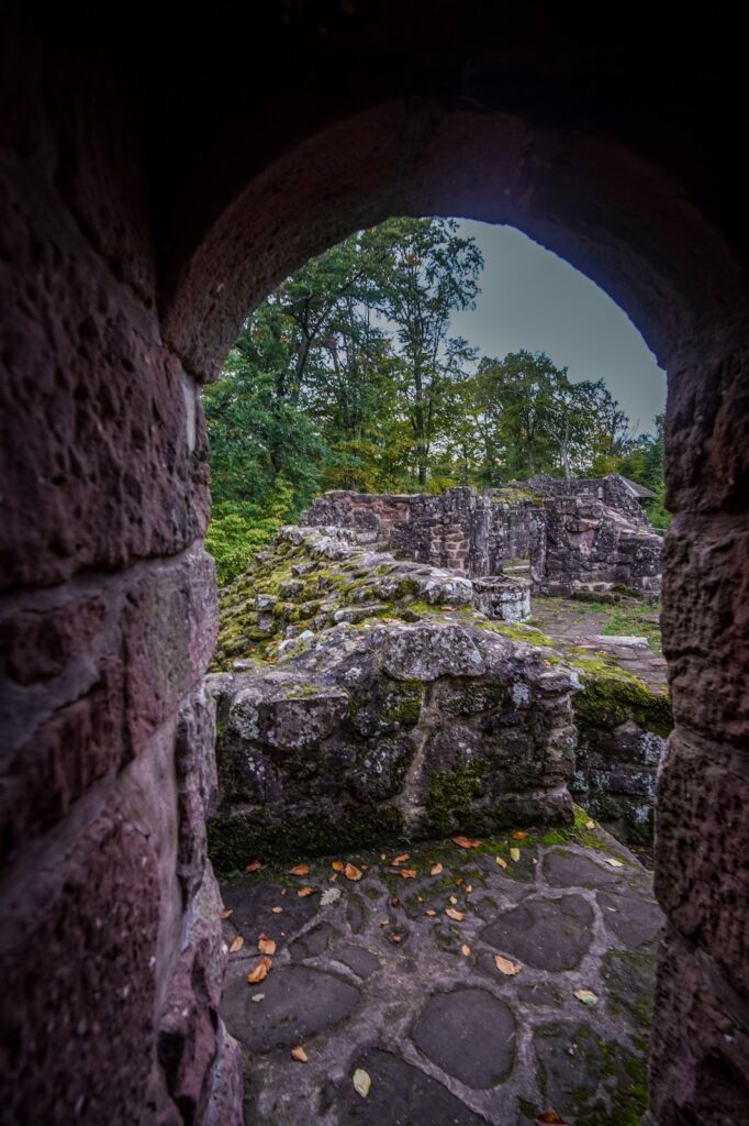 Lützelhardt Castle: A Medieval Pass-Road Fortress in Germany 3 Lützelhardt Castle