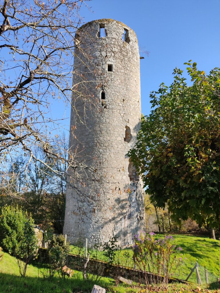 Château de la Côte-au-Chapt: A Fortified Residence in France